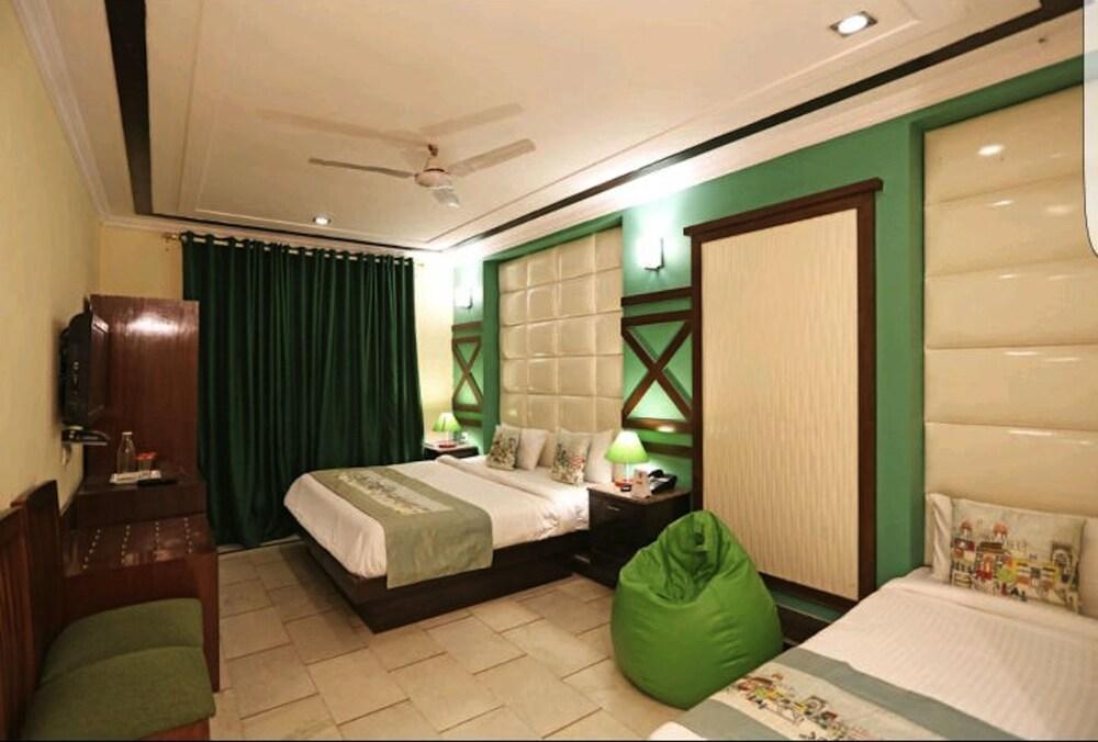 Hotel Unistar New Delhi Exterior photo